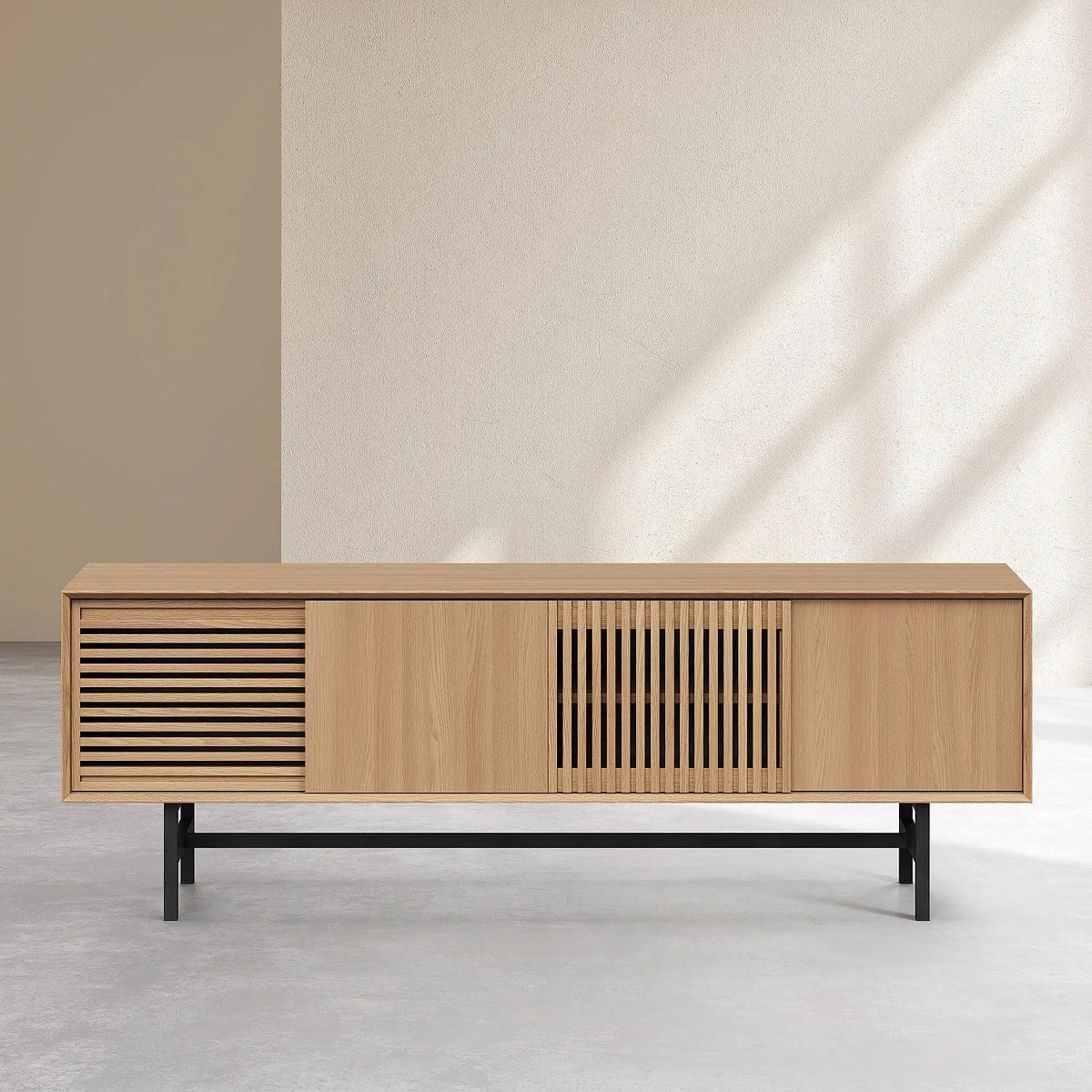 Meuble TV en chêne clair à 4 portes - Design élégant par Céline Mognon