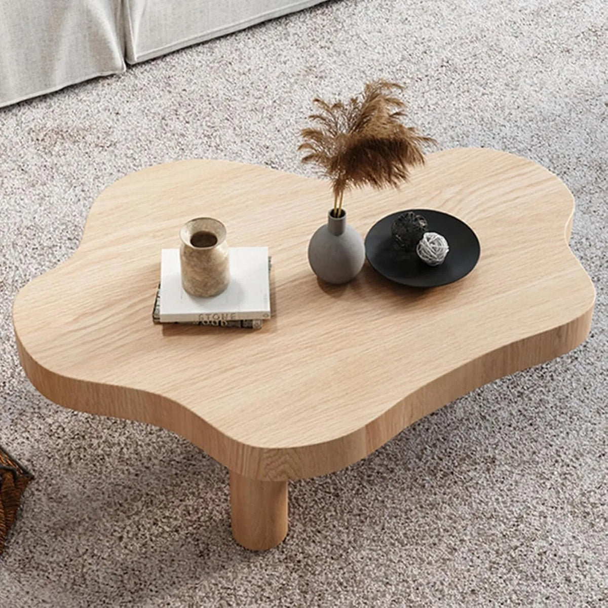 Table basse ronde en bois massif avec trois pieds, design moderne pour salon et chambre, finition naturelle