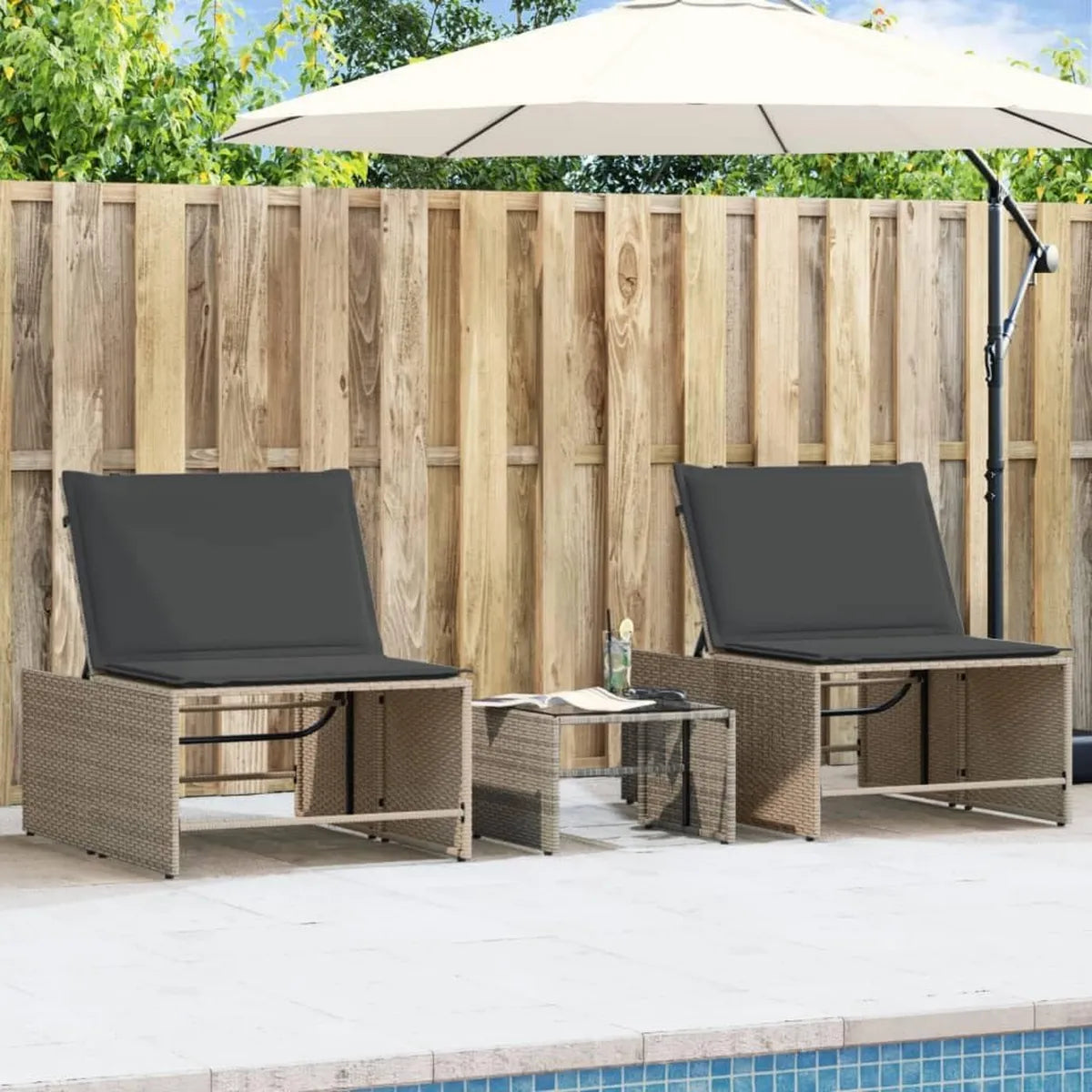 Ensemble de 2 chaises longues ajustables avec table en polyrotin gris, idéal pour jardin ou terrasse, résistant aux intempéries, pliable, avec coussin et plateau en verre